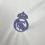 logo-real-madrid-violet-sur-maillot-blanc