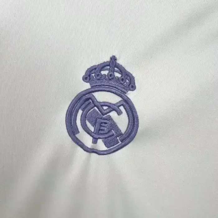 logo-real-madrid-violet-sur-maillot-blanc