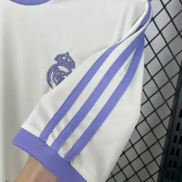 manche-maillot-real-madrid-violet-blanc-domicile